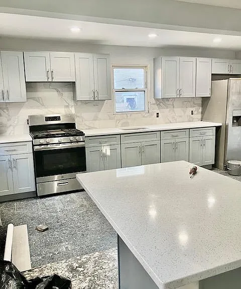 Oakley Ave — Photo 1