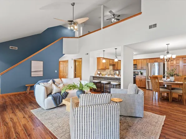 W398N5975 Autumn Woods DRIVE, Oconomowoc, WI 53066