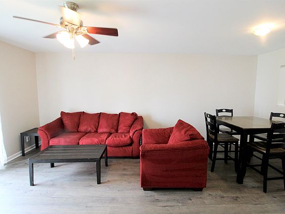 3rd image of 1390 Hunters Rd APT B