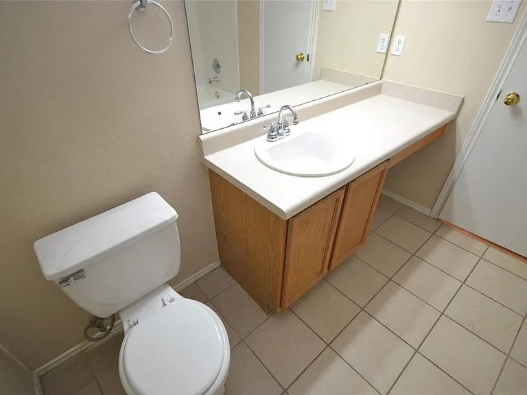 200 Lombard Dr — Photo 10