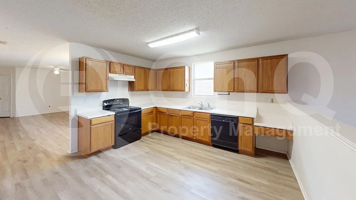 4 bed, 2.0 bath, 2105 sqft, $2,449 — Photo 4
