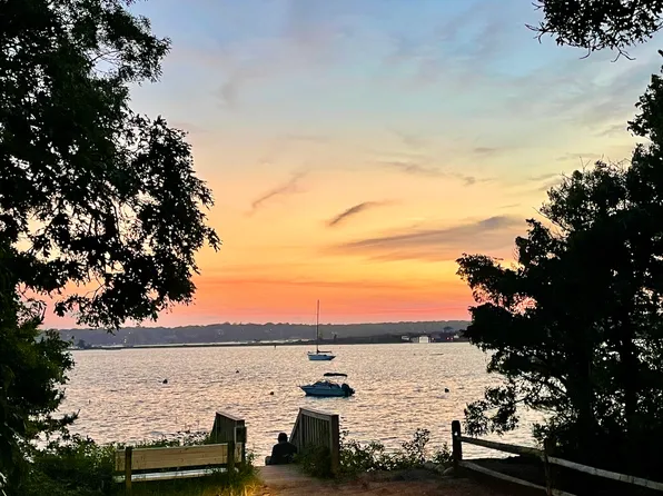 48 Vineyard Ave, Vineyard Haven, MA 02568