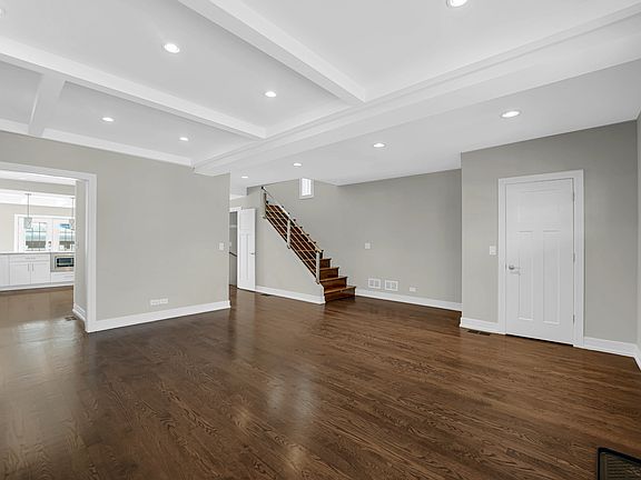 4th image of 5839 W Peterson Ave