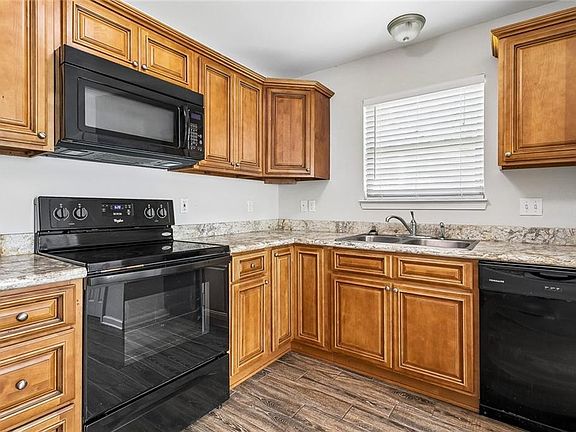 5th image of 119 Davis St