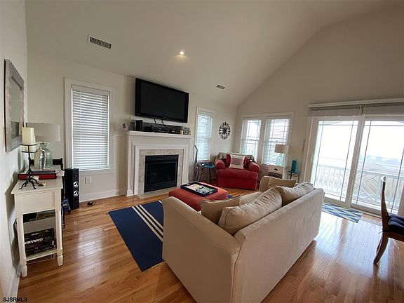 4th image of 3959 West Ave #2