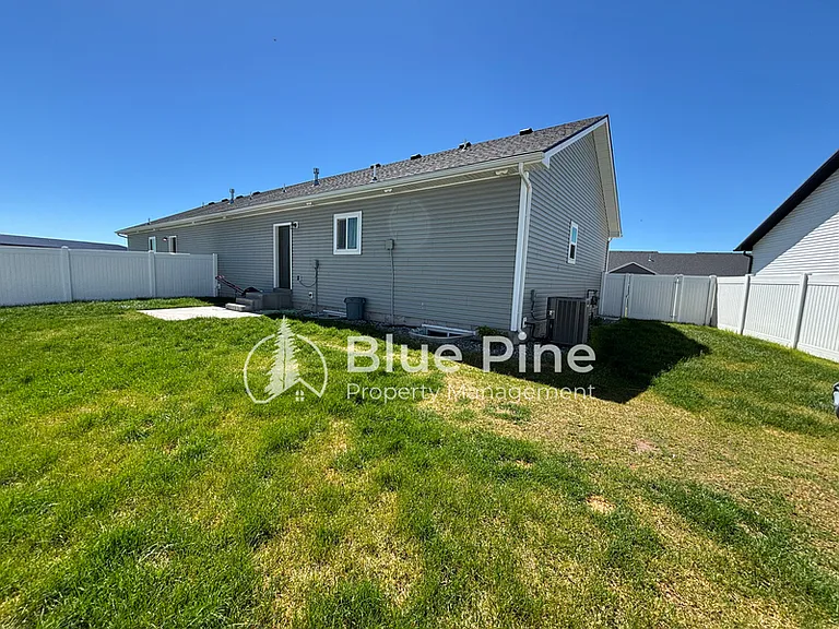 5760 Wildrose Ave — Photo 24