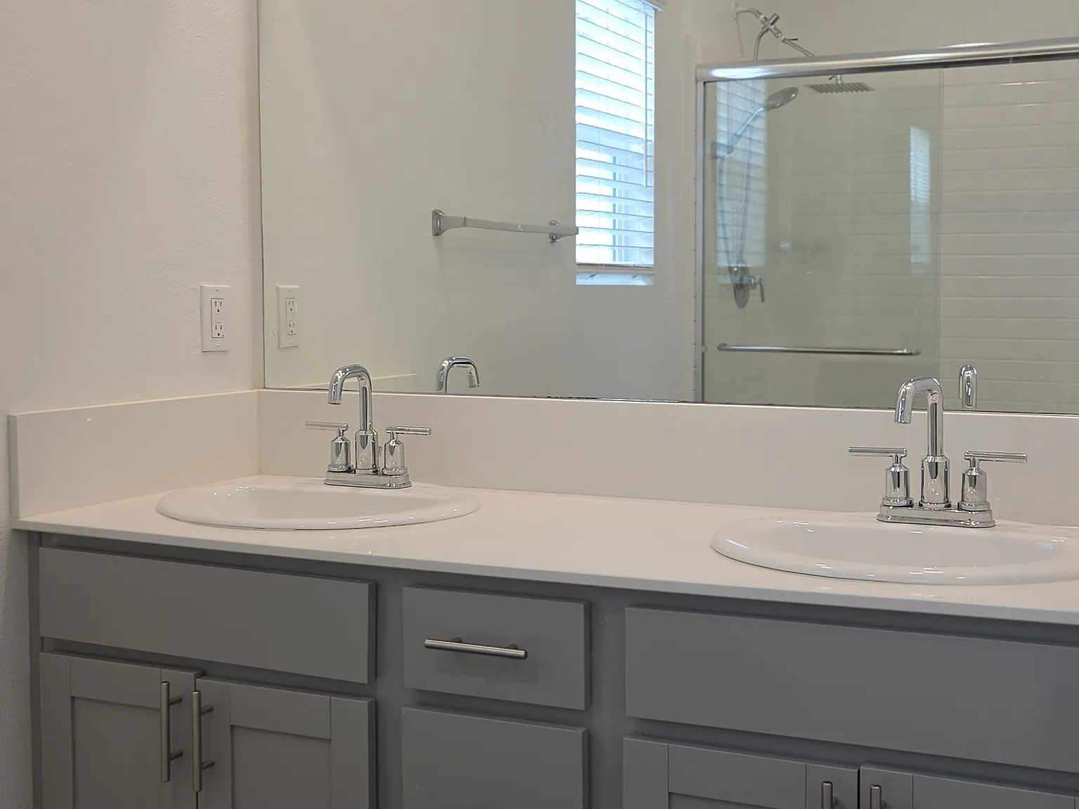 4 bed, 2049 sqft, $3,475 — Photo 2