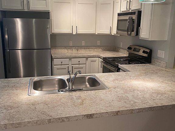 3rd image of 1498 Lake Dr SE #3