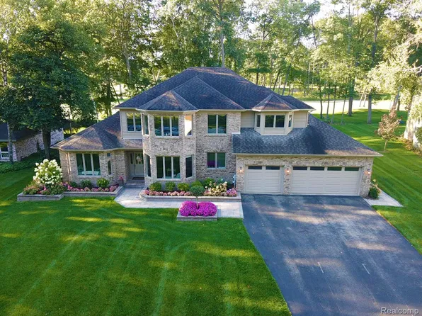 4301 Greenview Cir, Fort Gratiot, MI 48059