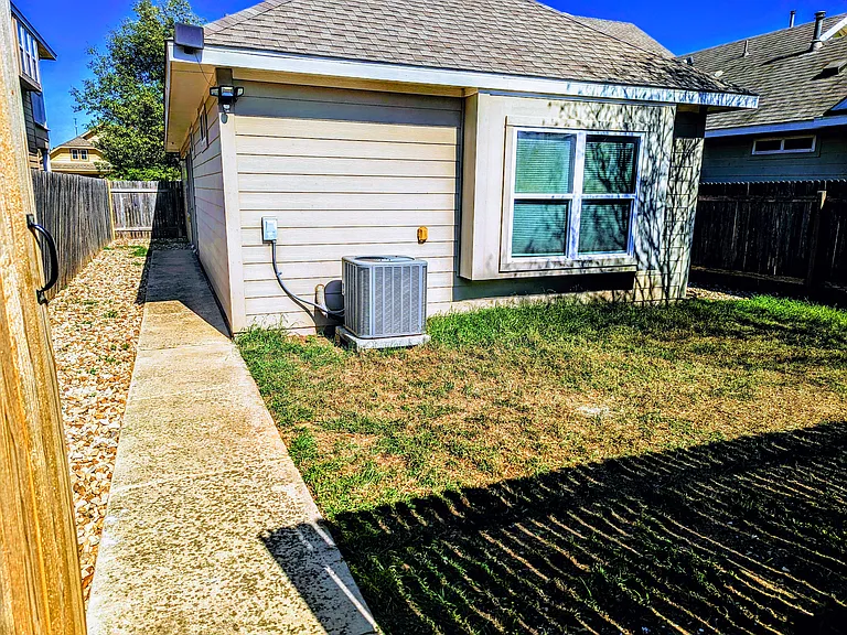 Fort Griffin Dr — Photo 36