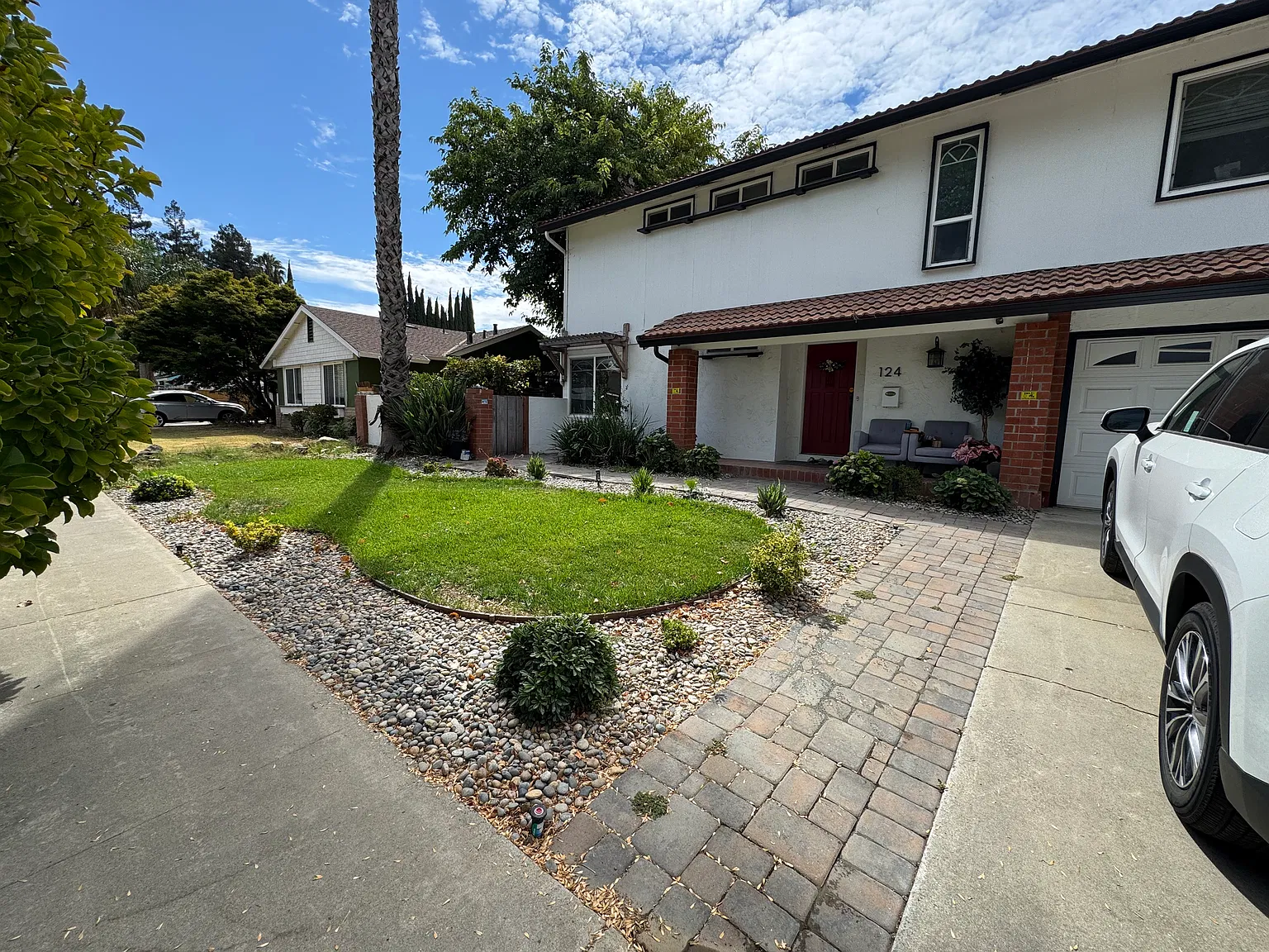 5 bed, 2209 sqft, $6,200 — Photo 2