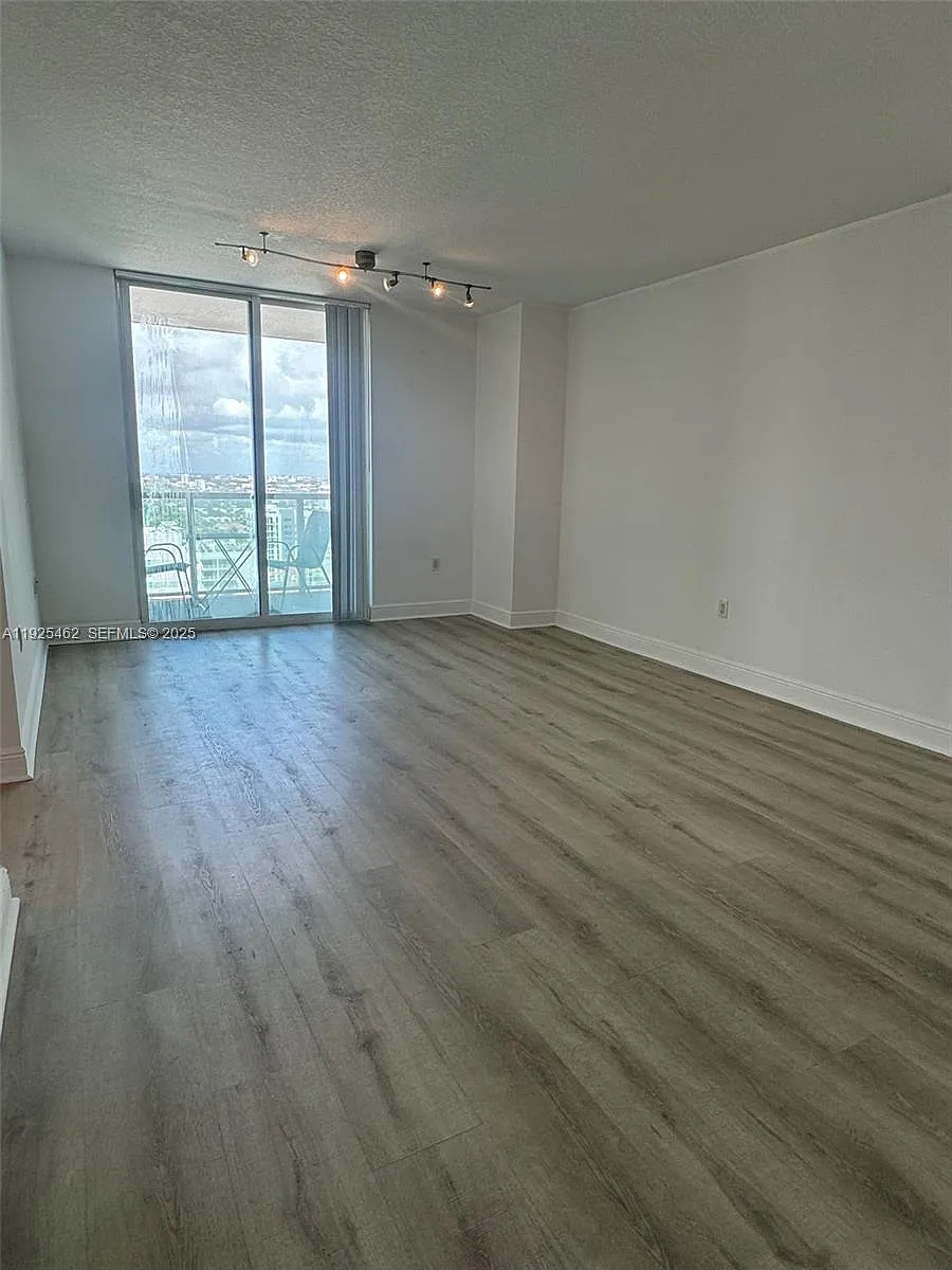 Building Photo - 1250 S Miami Ave #2805