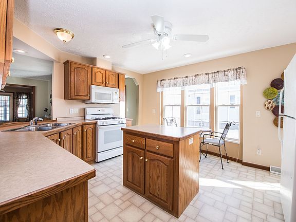 3rd image of 10914 W Doral Dr