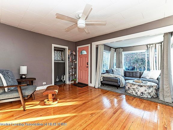 3rd image of 413 N Clemens Ave