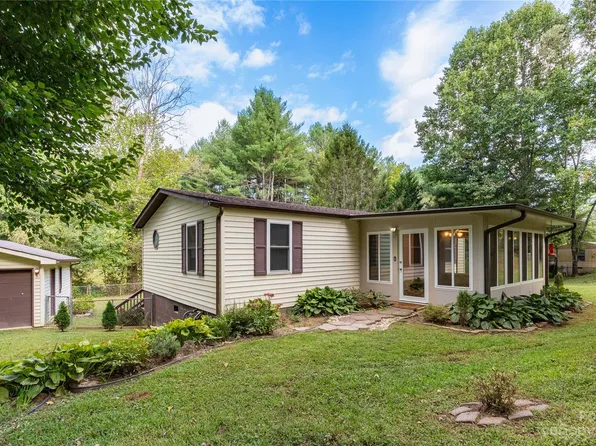 24 Fox Ridge Dr, Hendersonville, NC 28739