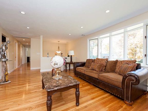 3rd image of 11 Mill Pond Ln