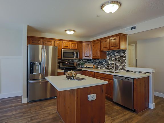 Beautiful Updated Kitchen - New Appliances