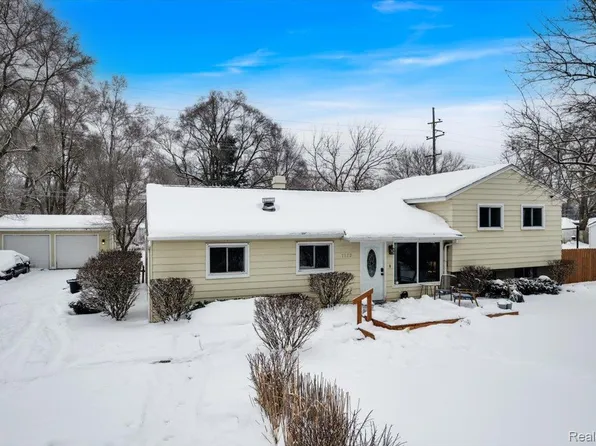 1122 Lynsue Ln, Waterford, MI 48327