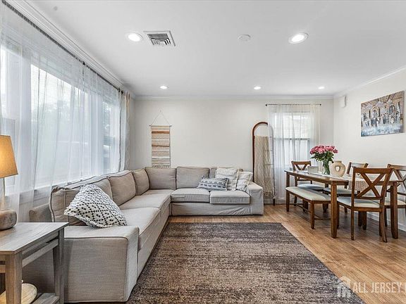4th image of 32 Dupont Ave