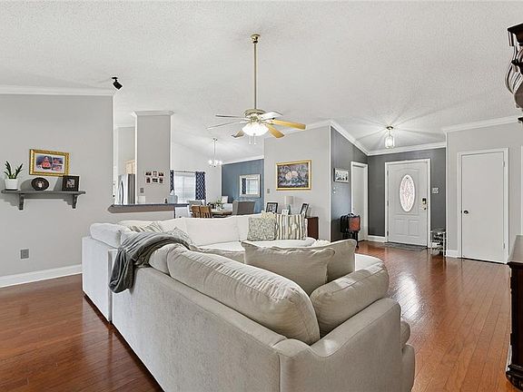 3rd image of 1045 Kingsway Dr S