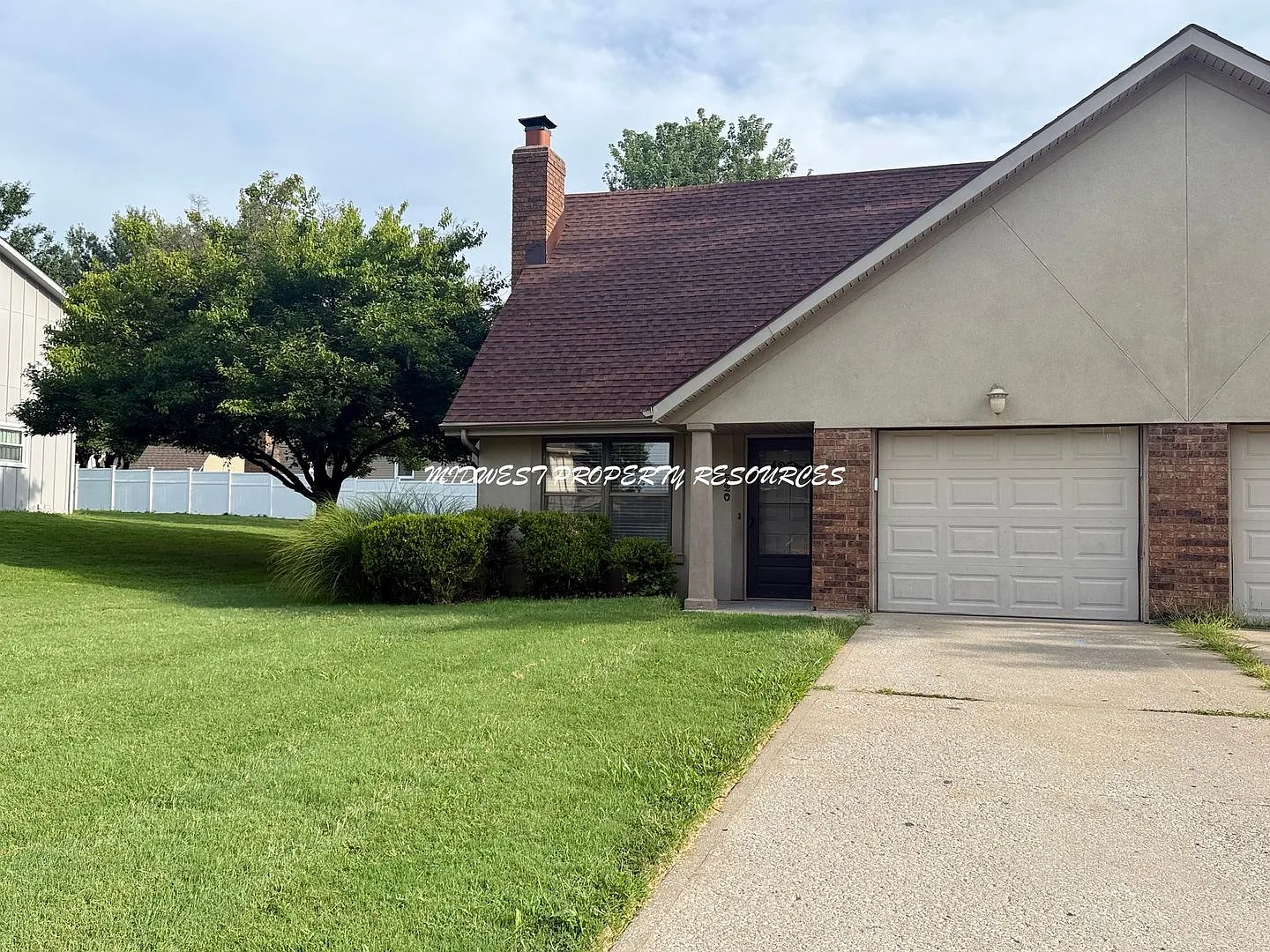 Updated 2bd 1.5 bath Duplex w/ Garage — Photo 2