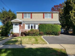 863 Winthrop Dr, East Meadow, NY 11554