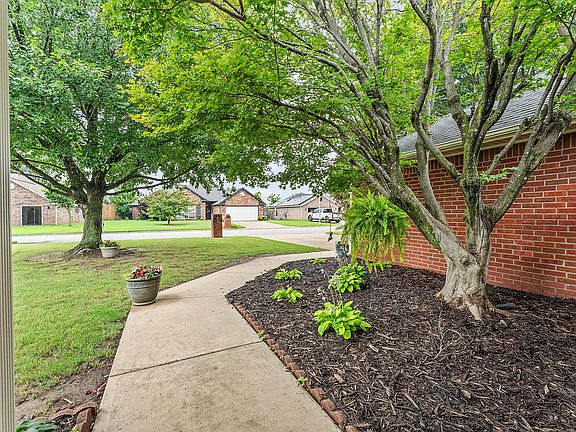 5th image of 323 Center Dr