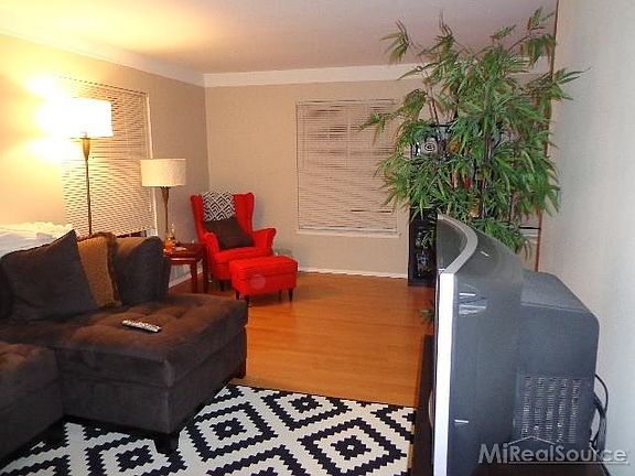 5th image of 657 E Fox Hills Dr #1