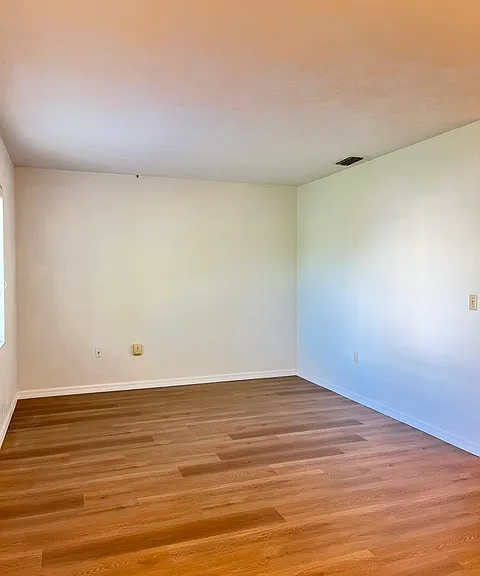 1004 New Bedford Dr — Photo 8