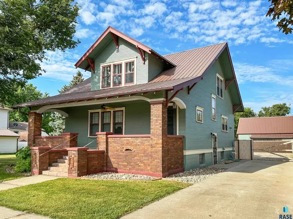 405 S Pearl St, Menno, SD 57045