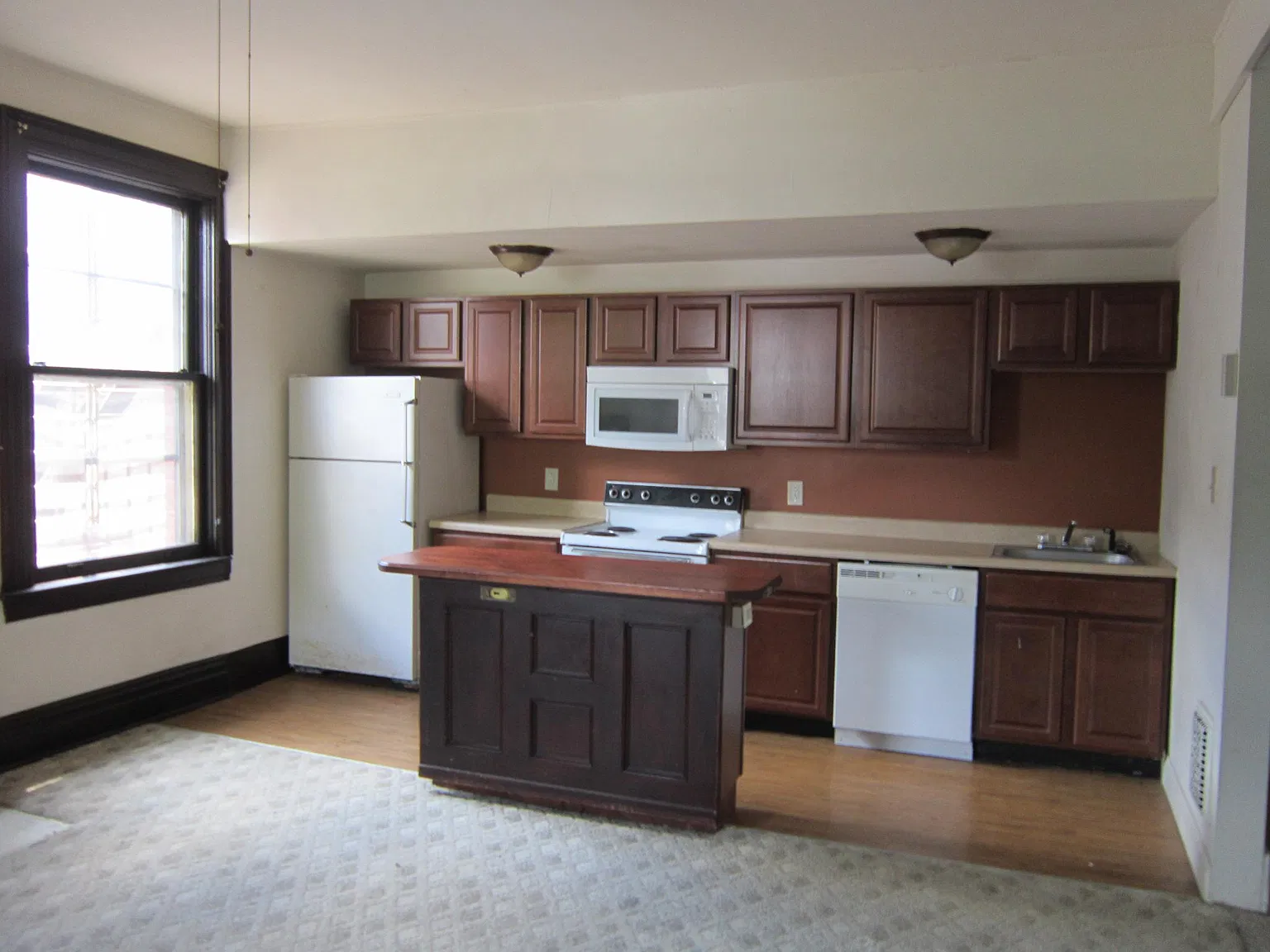 1 bed, 1200 sqft, $1,300 — Photo 1