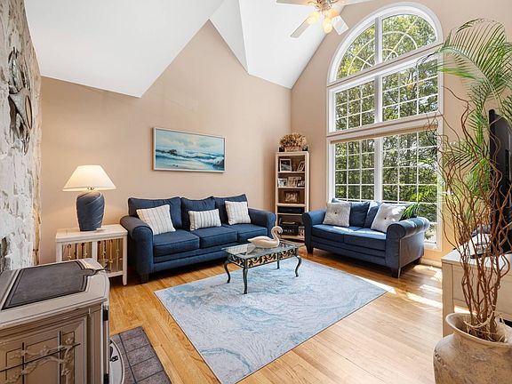 5th image of 45 Wickatuck Ln