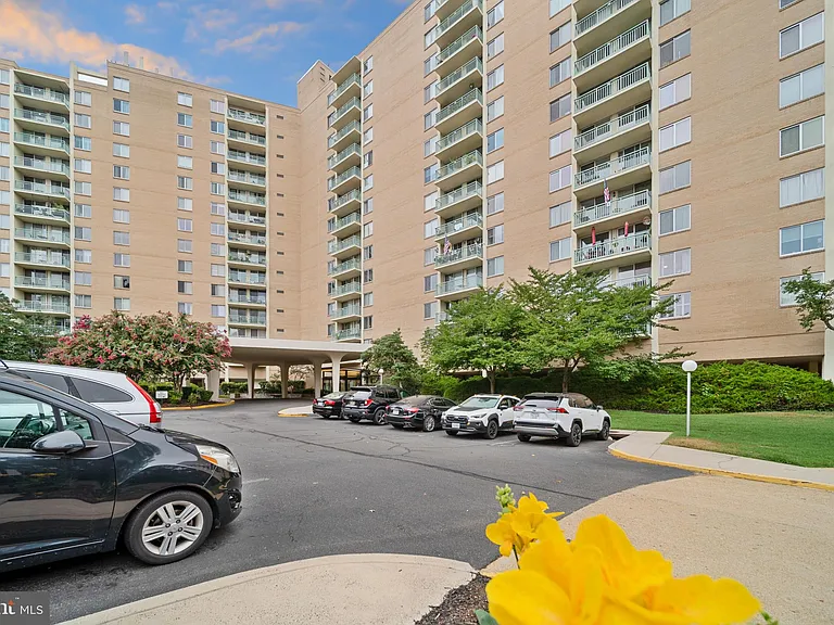 501 Slaters Ln #902 — Photo 2