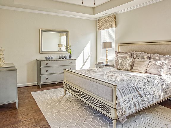 similar primary bedroom