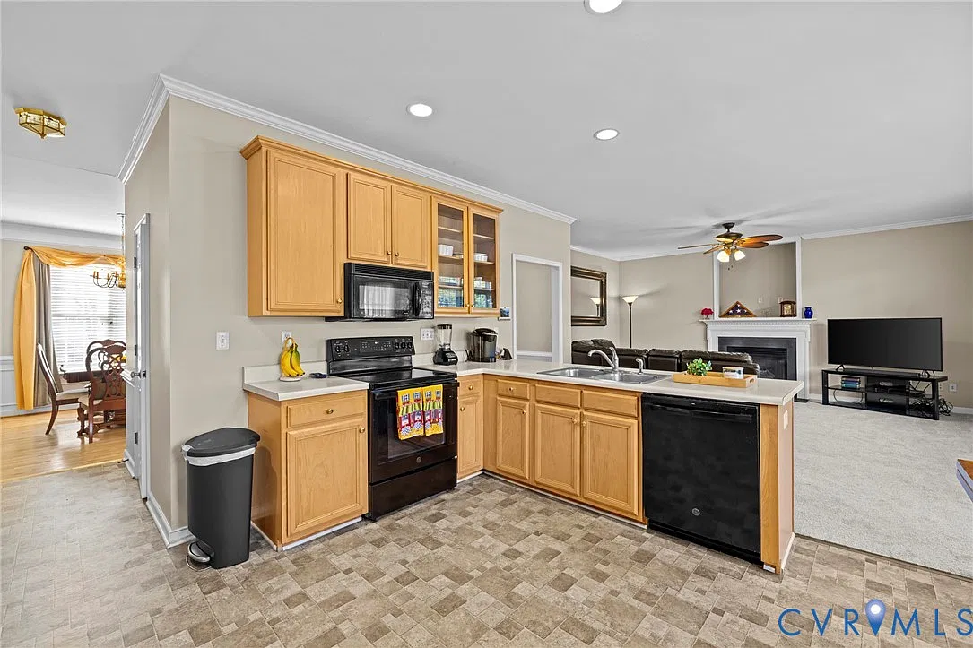 4 bed, 2.5 bath, 2344 sqft, $2,700 — Photo 3