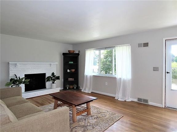 3rd image of 144 Margaret Dr