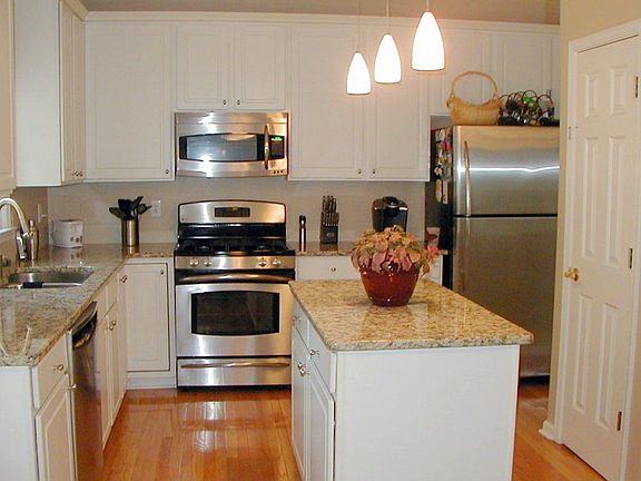 Upgraded kitchen-hdwd flrs, stainless GE appliances, granite counters, island
