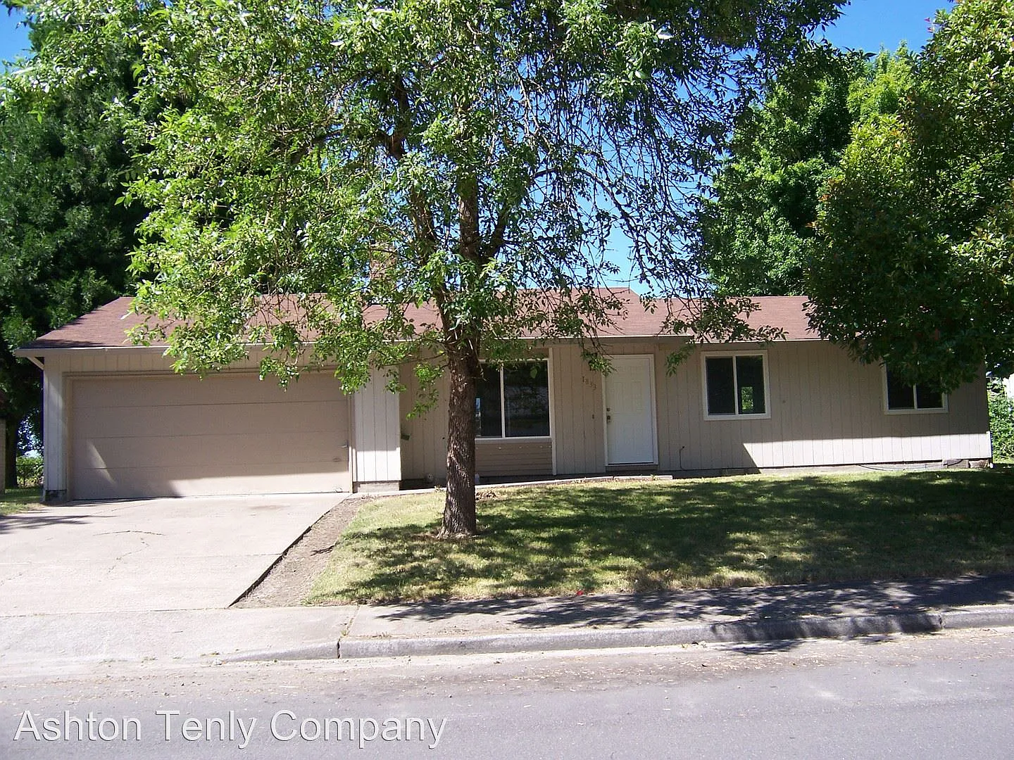 1833 NE Kathryn St photo 1