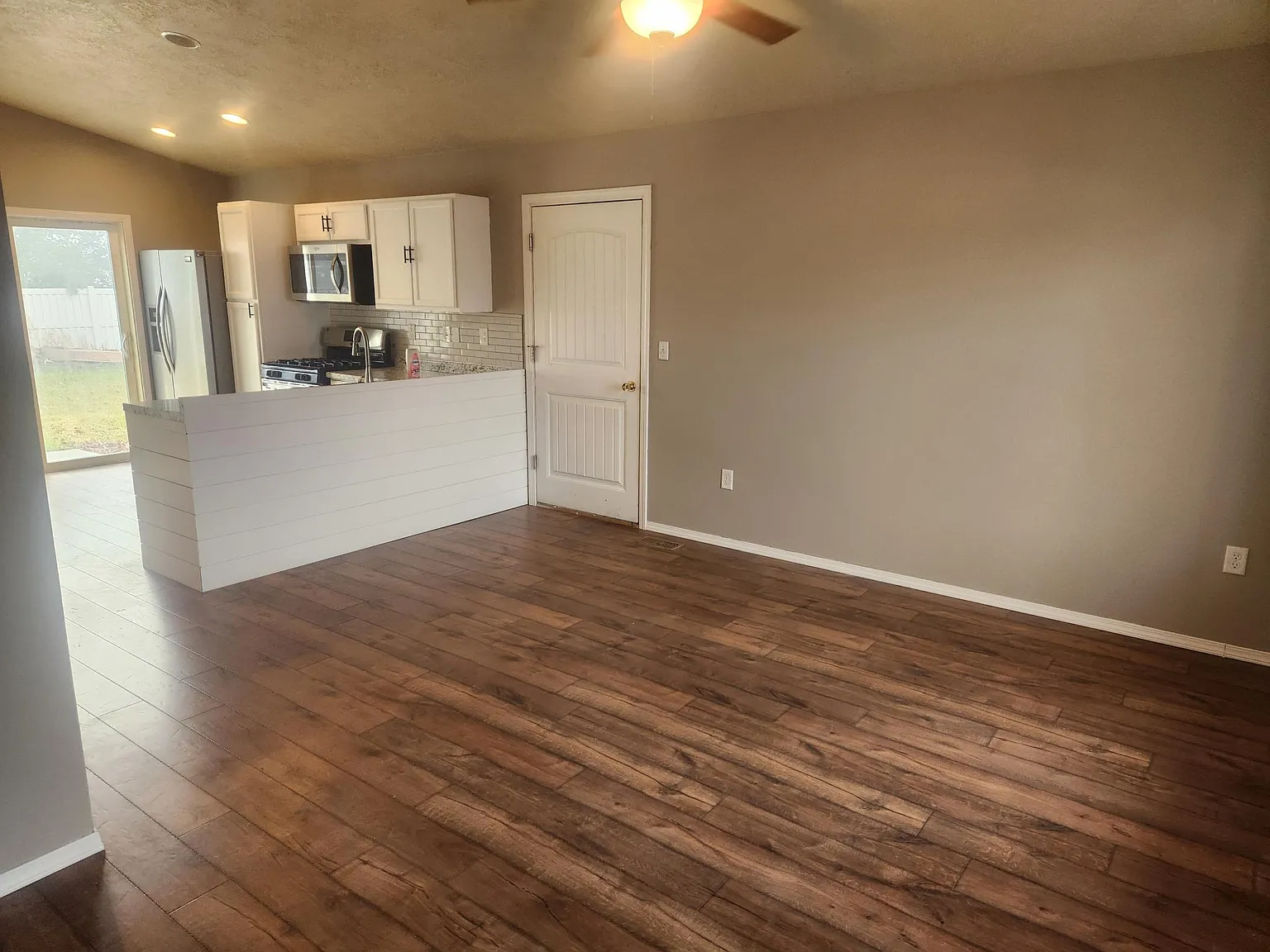 2 bed, 840 sqft, $1,725 — Photo 2