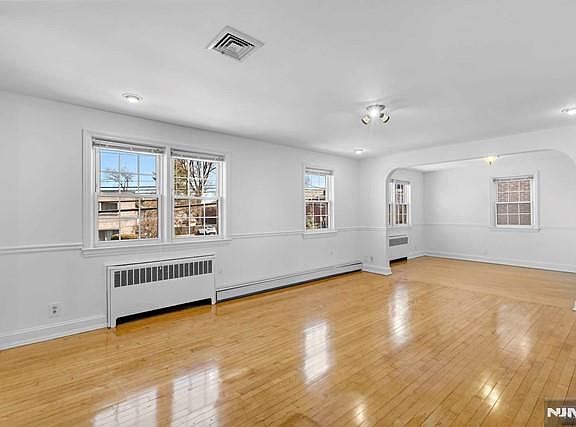 4th image of 370 Aurora Ave Floor 2