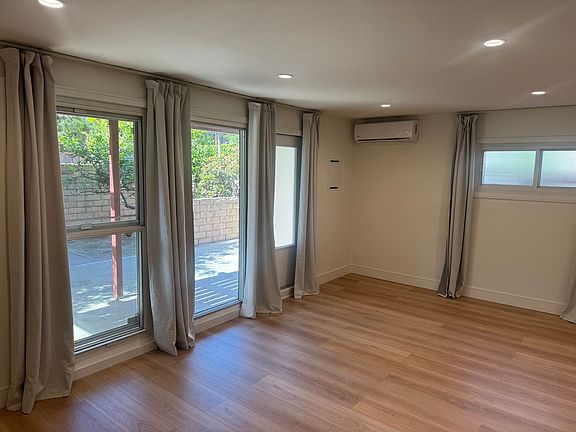 3rd image of 124-126 Rees St #124
