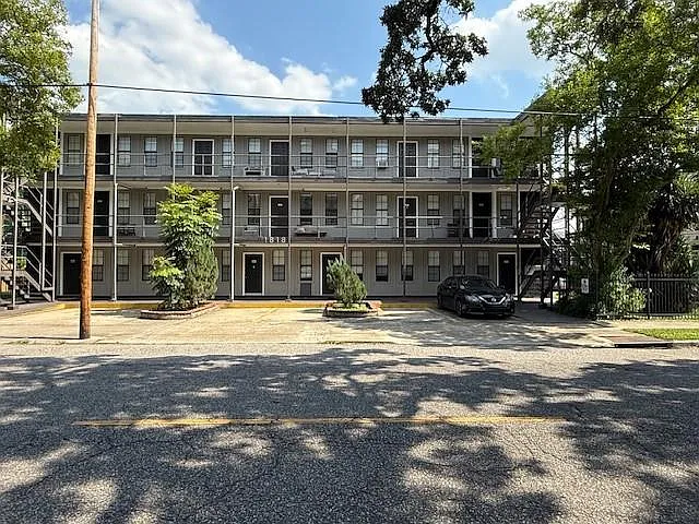 1818 Prytania St #104 — Photo 1