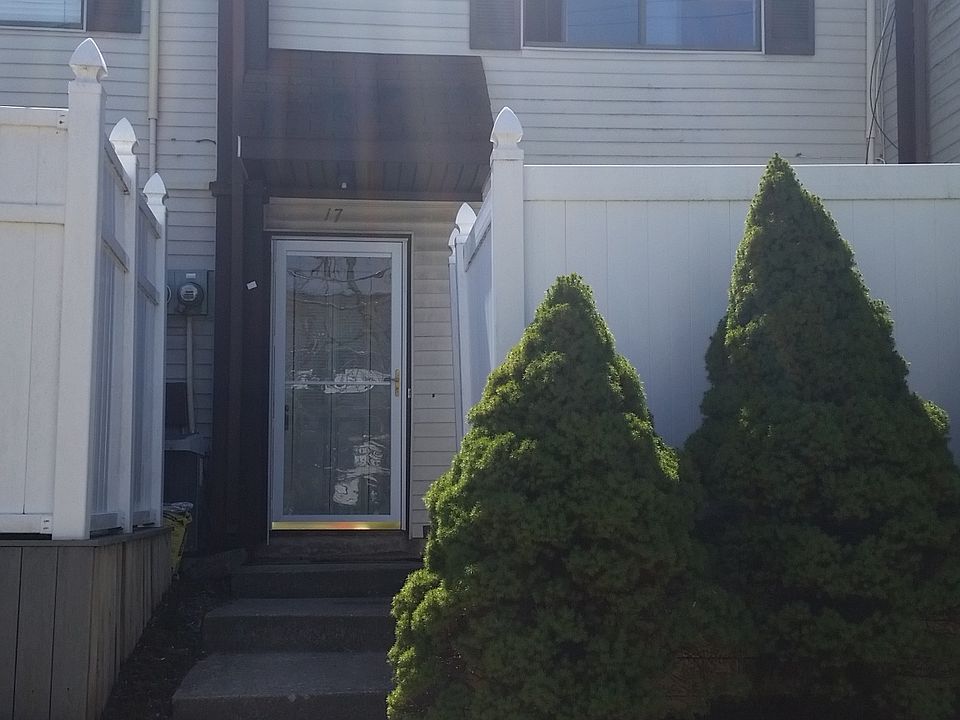 1st image of 17 Lombard Ct