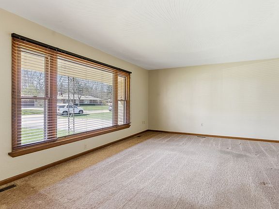 3rd image of 14 Knollwood Pl