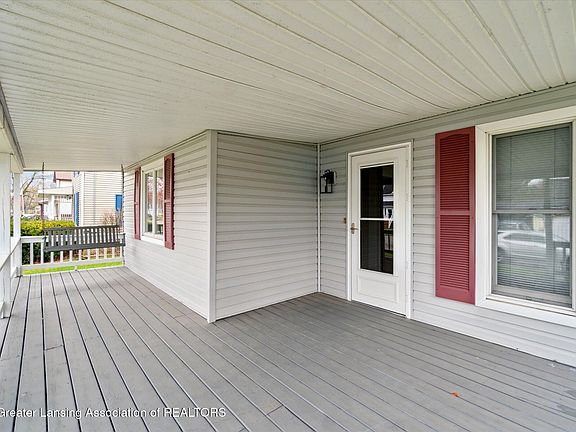 5th image of 126 E Oak St