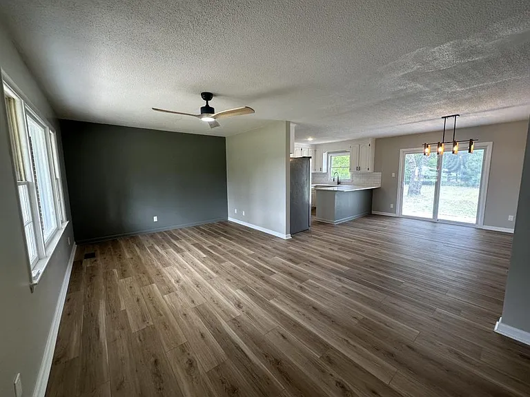 1571 Ireland Dr — Photo 2