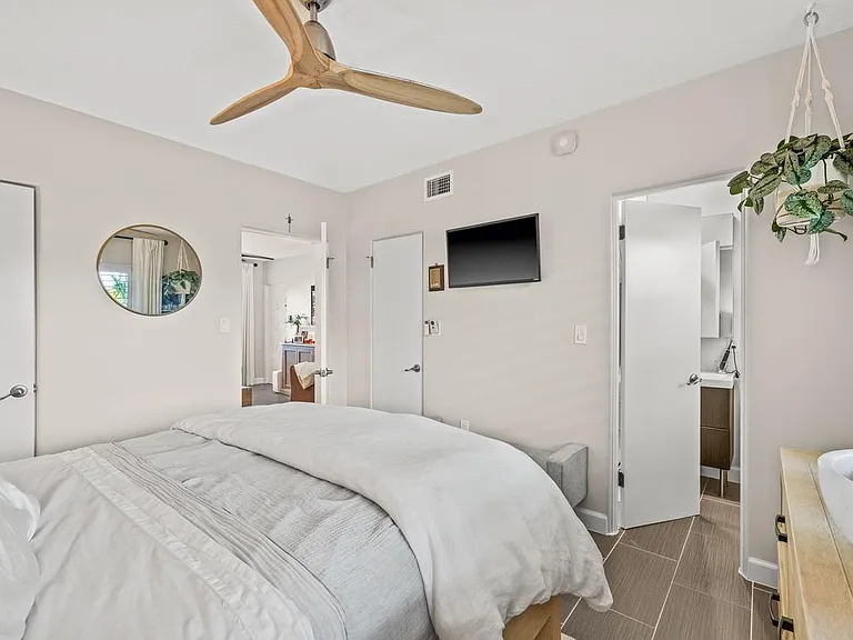 410 12th Ave NE #8 — Photo 22