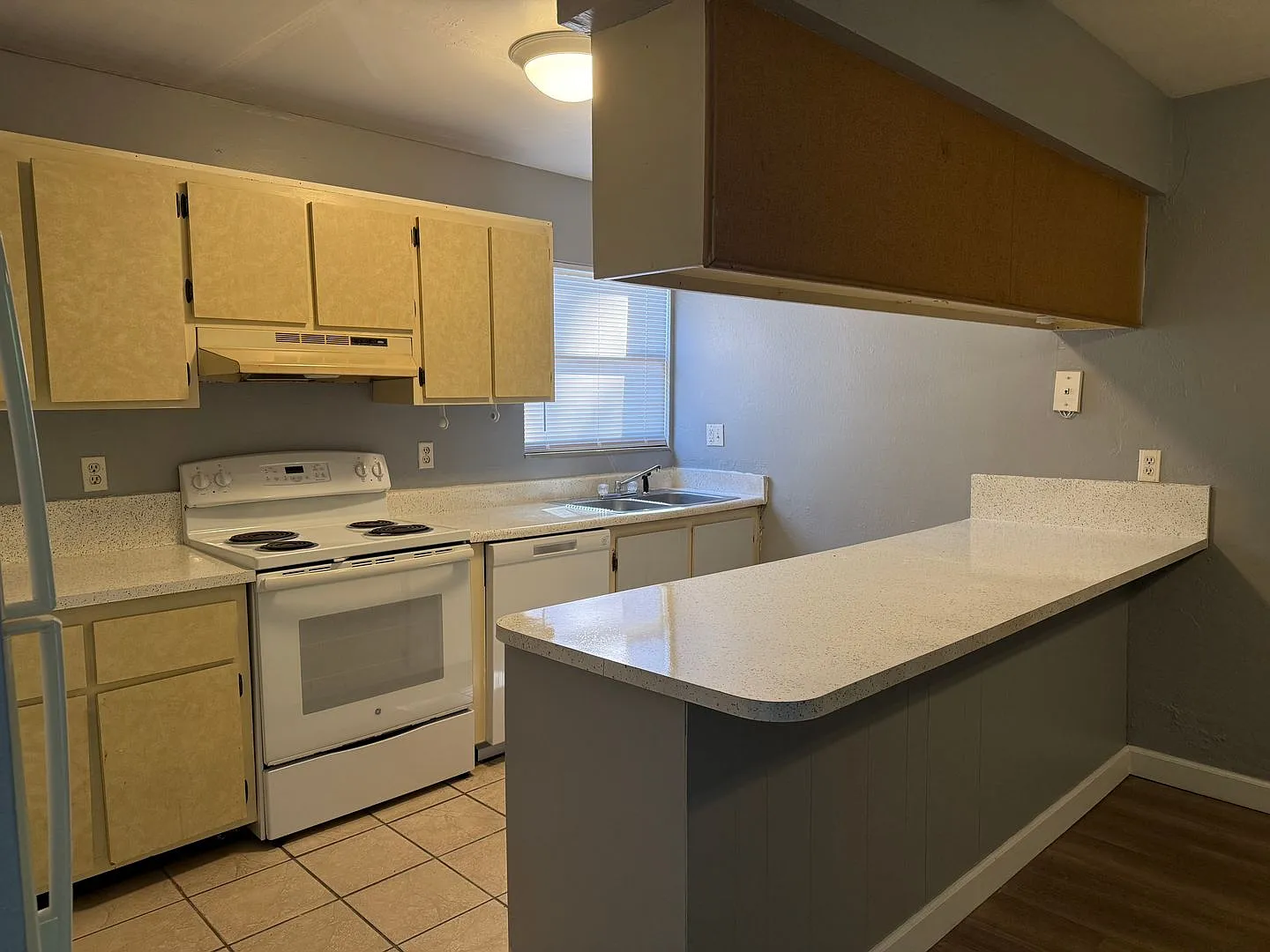 * Move In Special * One Month Free!! Spacious 876 Sf Unit - 2 Bd / 1 Ba Near Uf - Brandywine Condos — Photo 1