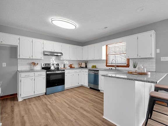5th image of 130 Poplar Knoll Dr