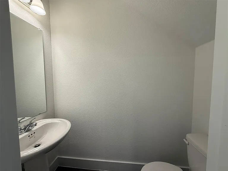 412 E 7th St #2 — Photo 8